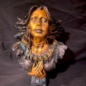 Beautiful Native American Female Bust Statue Sculpture GUC